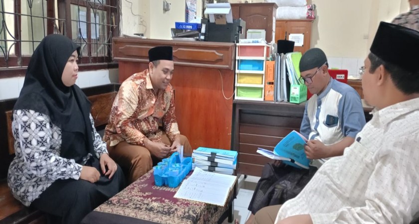 Kegiatan penyampaian laporan keuangan pada komite madrasah