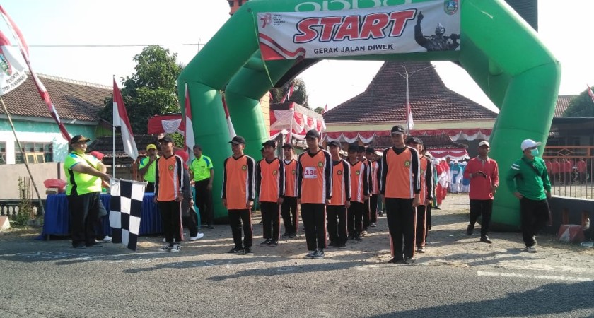 Peringati HUT RI Ke-78, MA Darul Falah Cukir Ikuti Lomba Gerak Jalan Tingkat Kecamatan