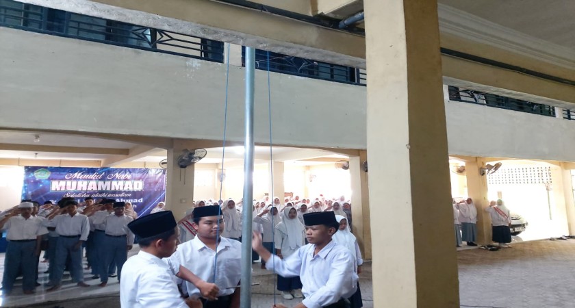Semangat Baru Pekan Ini: Upacara Bendera MA Darul Falah Cukir Berlangsung Khidmat dan Penuh Energi!