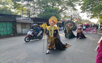 Semarak 80 Tahun RI & Haul Pendiri, MA-MTS Darul Falah Cukir Gelar Pawai Karnaval Gemilang!
